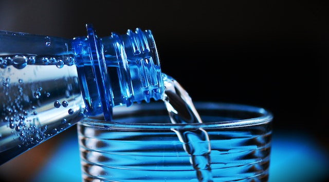 Woda w szklanej, czy w plastikowej butelce? Jaką wodę wybrać?