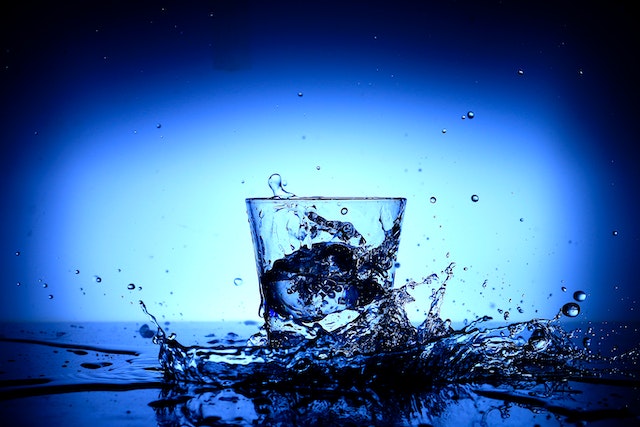 Woda mineralna, czy źródlana? Jaka woda jest najlepsza do picia?
