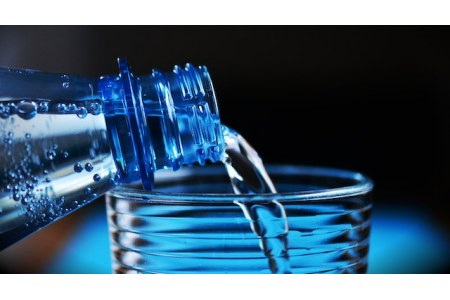 Woda w szklanej, czy w plastikowej butelce? Jaką wodę wybrać?